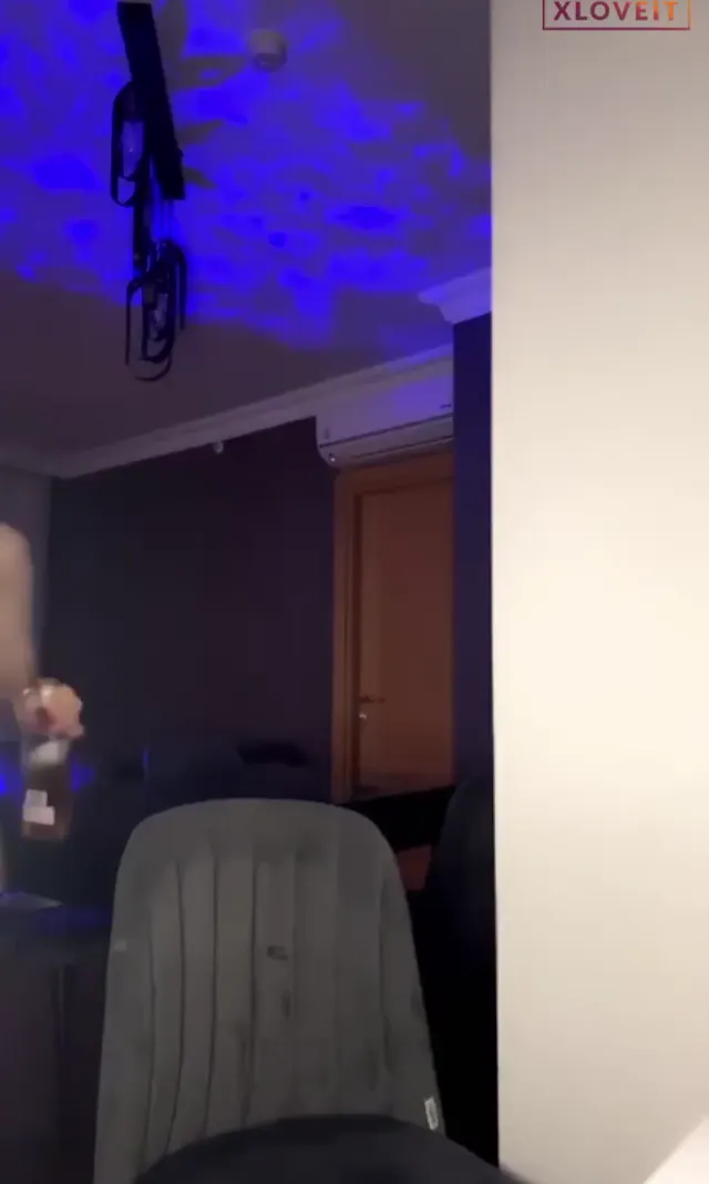 Alissa ifşa Memelerinin arasında tükrükle dildo gezdirdi — Alissa — Canlı Yayınlar · sahne 1