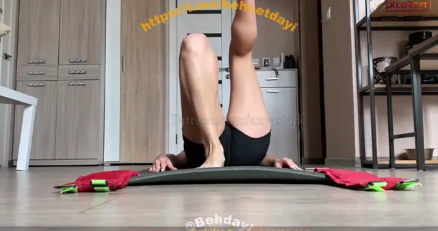Anya Stark ifşa Kamera karşısında sabah sporu yaptı — Anya Stark — Türk ifşa · sahne 2