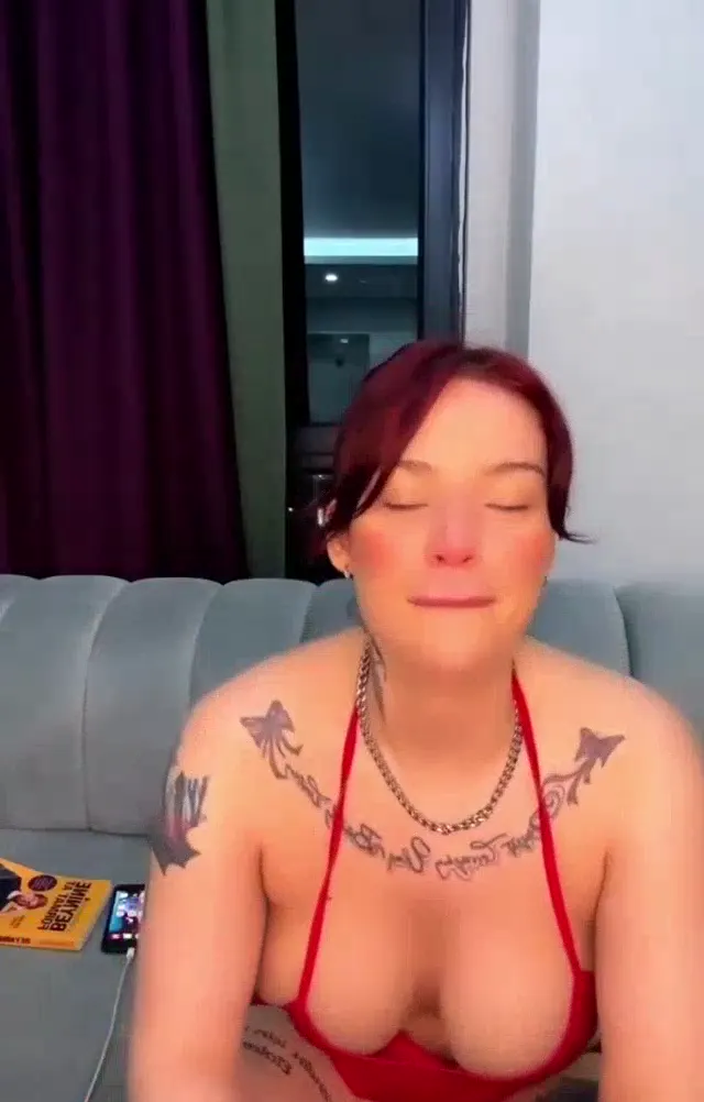Arzu Yılmaz ifşa Kırmızı sikiş elbisesiyle yayında — Arzu Yılmaz — Bedava Porno · sahne 3