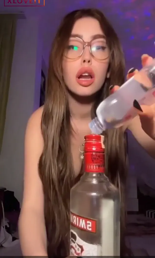 Aşkolandın Sıla Smirnoff vodka ile mastürbasyon yaptı — Aşkolandın Sıla — Canlı Yayınlar · sahne 1