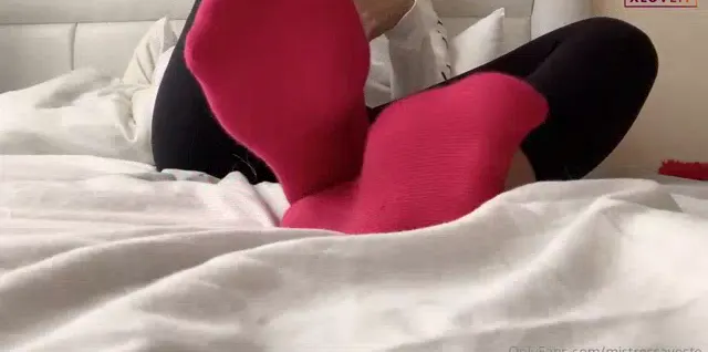 Ayak ifşa Mistress Ayeste Koltukta uzanıp ayaklarını sergiledi — Mistress Ayeste — Mobil Porno · sahne 1