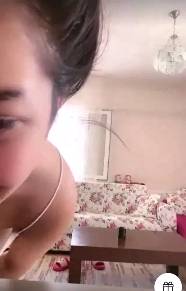Azizanız ifşa Ünili kız deri mini etekle sergiledi — Bedava Porno · sahne 1