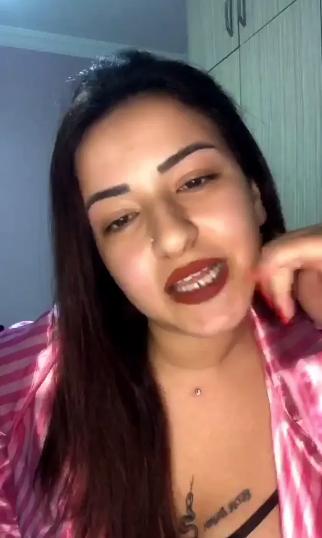 Seda — Seda ifşa Esmer kız soyunup amcık gösterdi · sahne 1