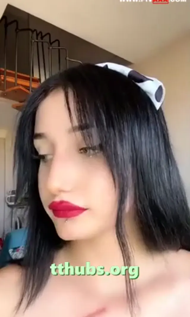 Benasteria inek kostümüyle webcamde şov yapıyor, seksi pozlar veriyor - Porno Video — Türk ifşa · sahne 1