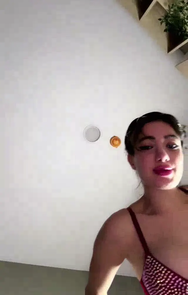 BenPoine ifşa Kırmızı elbisesini giyinip kalça show yaptı — Tango Poine — Bedava Porno · sahne 2