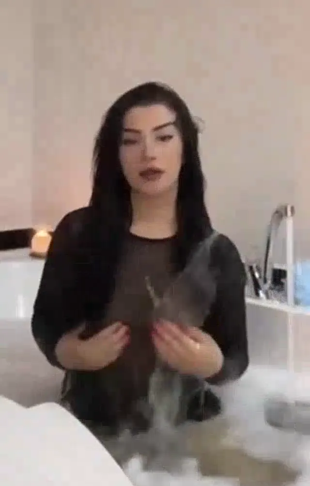 Berfe Ece Talin ifşa Jakuziyi ayarlayıp içine elbiseyle girdi — Berfe Ece Talin — Bedava Porno · sahne 2