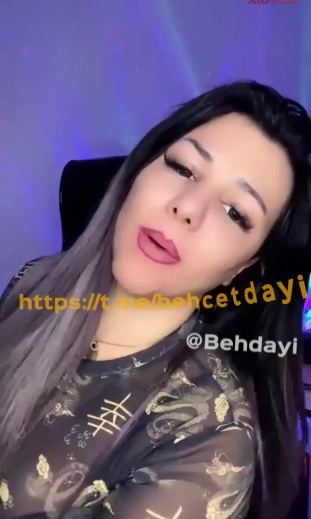 Beste Barkut — Beste Barkut ifşa Göğüs dekolteli canlı yayını · sahne 3