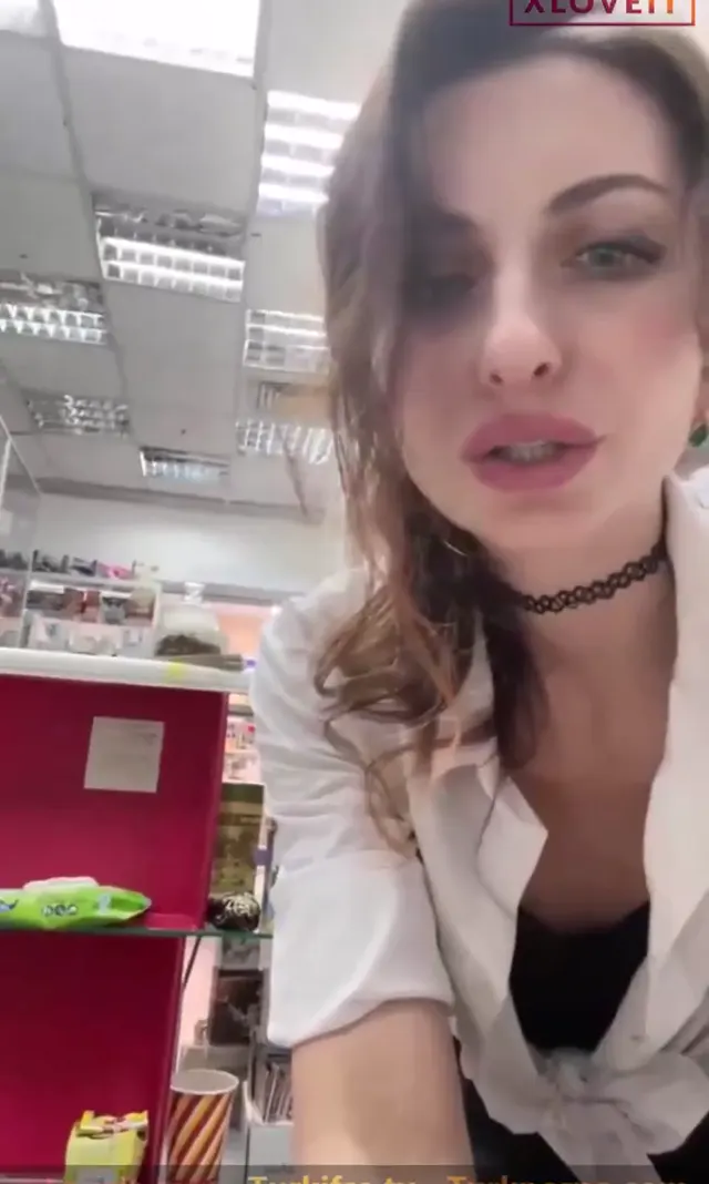 Bigo Alena ifşa Vitrini düzmeye çıkıp etek altı görüntü verdi — Canlı Yayınlar · sahne 3