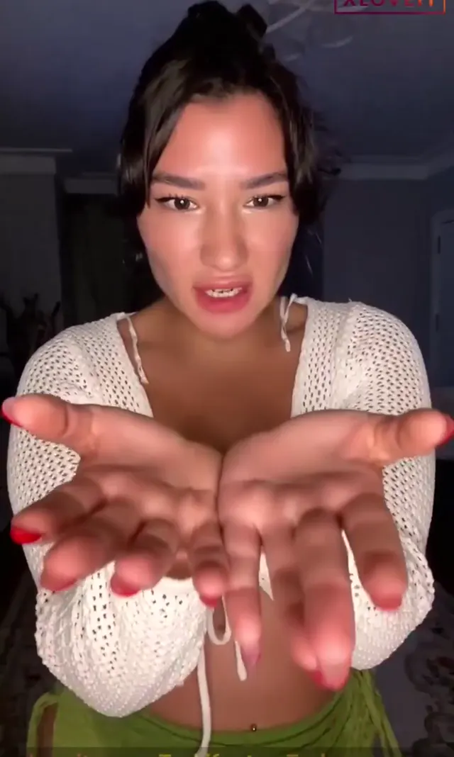 Burcu Yıldız ifşa Estetikli koca memeleriyle yayında — Burcu Yıldız — Canlı Yayınlar · sahne 1
