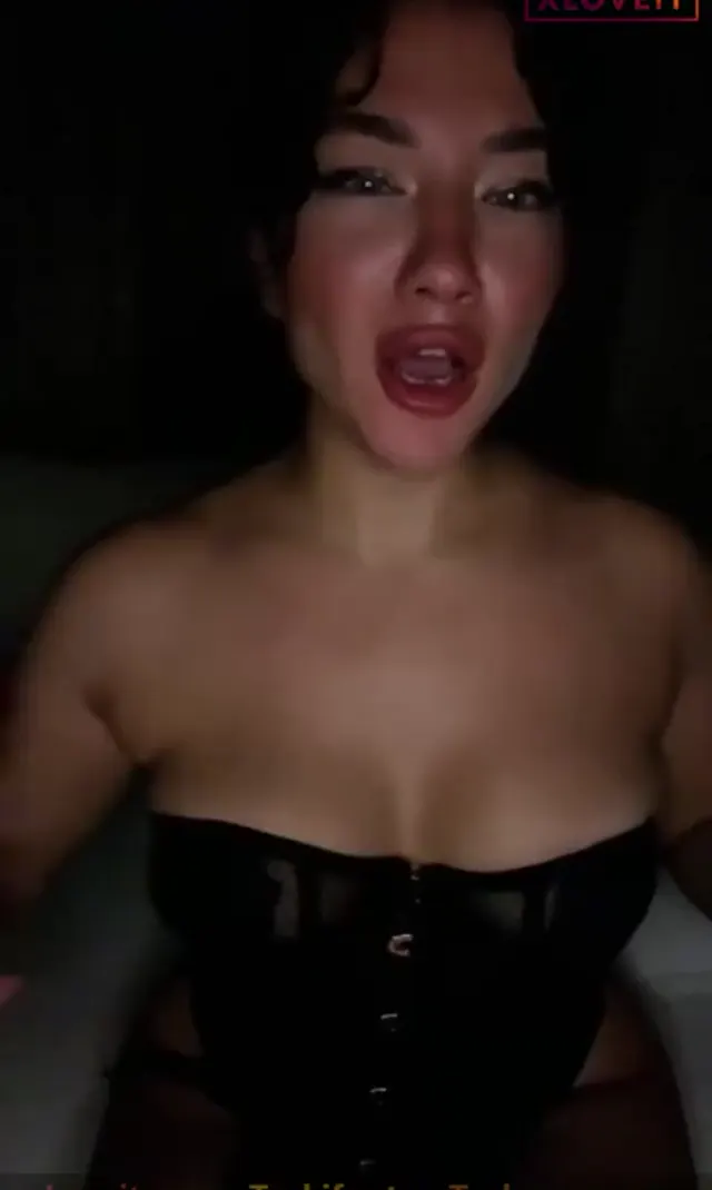 Burcu Yıldız ifşa Jartiyerli kalça show yaptı — Burcu Yıldız — Canlı Yayınlar · sahne 1