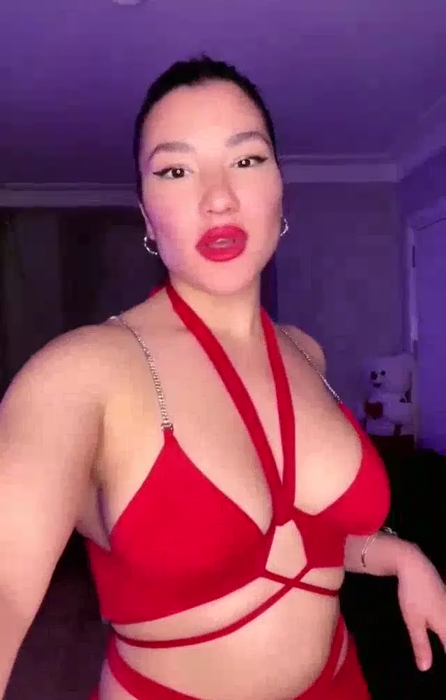 Burcu Yıldız — Burcu Yıldız ifşa Kırmızı elbiesiyle canlı yayında · sahne 3