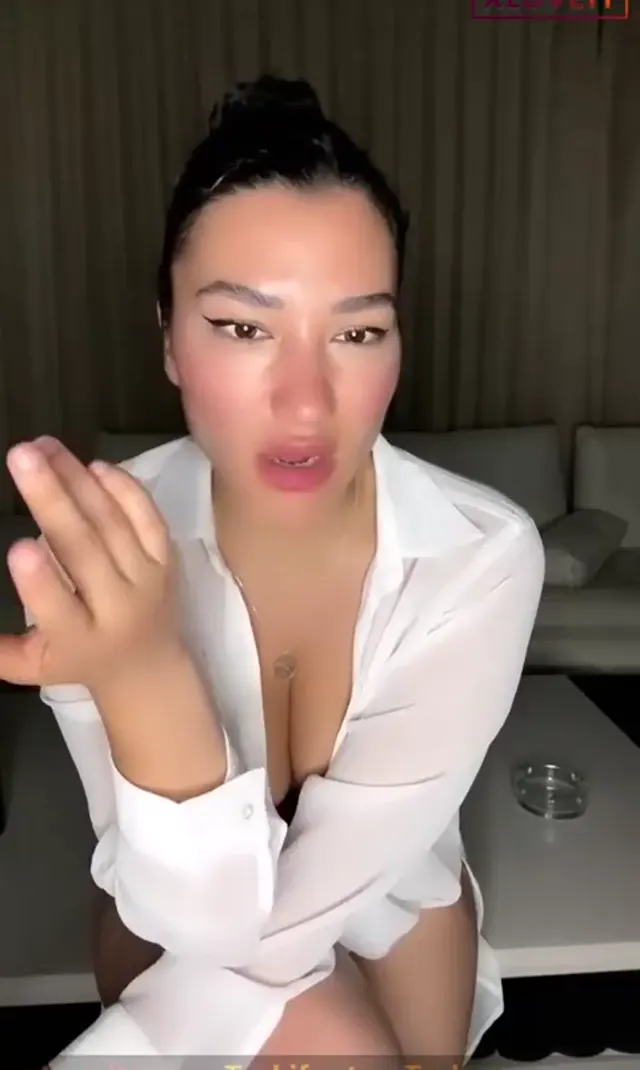 Burcu Yıldız ifşa Kırmızı iç çamaşırlarıyla yayında — Burcu Yıldız — Canlı Yayınlar · sahne 1