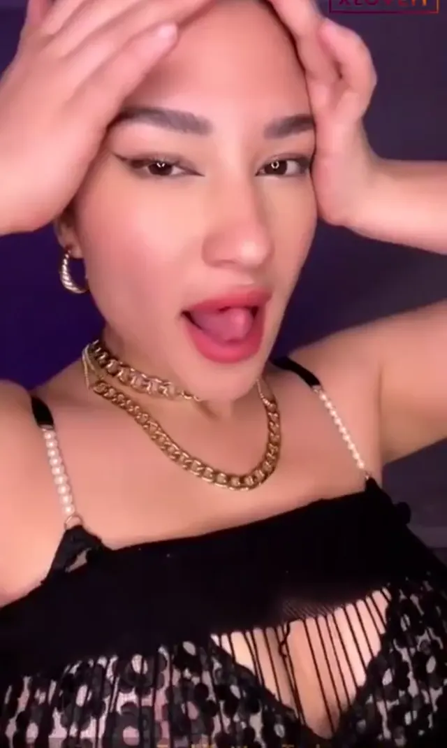 Burcu Yıldız ifşa Sexy elbisesiyle twerk show yaptı — Burcu Yıldız — Canlı Yayınlar · sahne 3