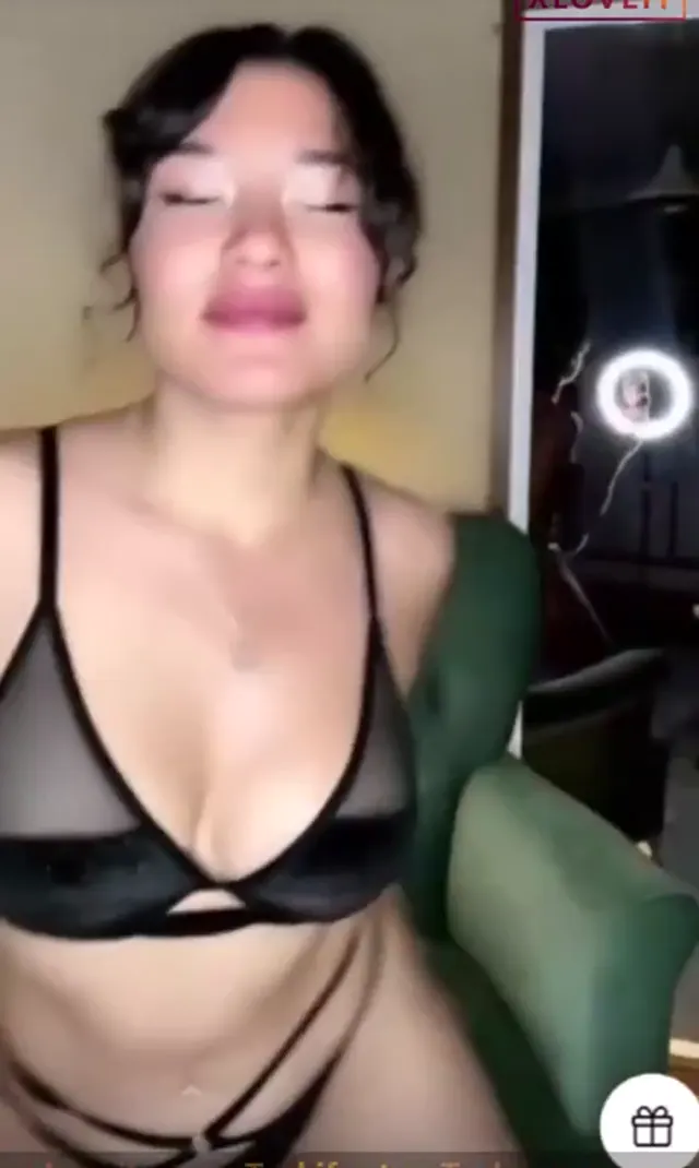 Burcu Yıldız ifşa Siyah iç çamaşırlı yayınını seyret — Burcu Yıldız — Canlı Yayınlar · sahne 1