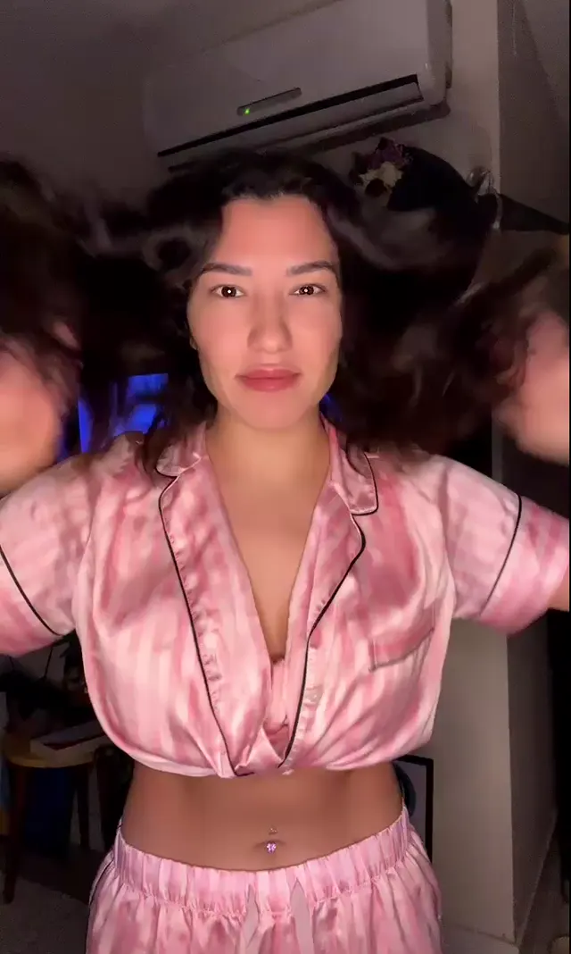 Burcuyıldız — Burcu Yıldız — Türk ifşa · sahne 1