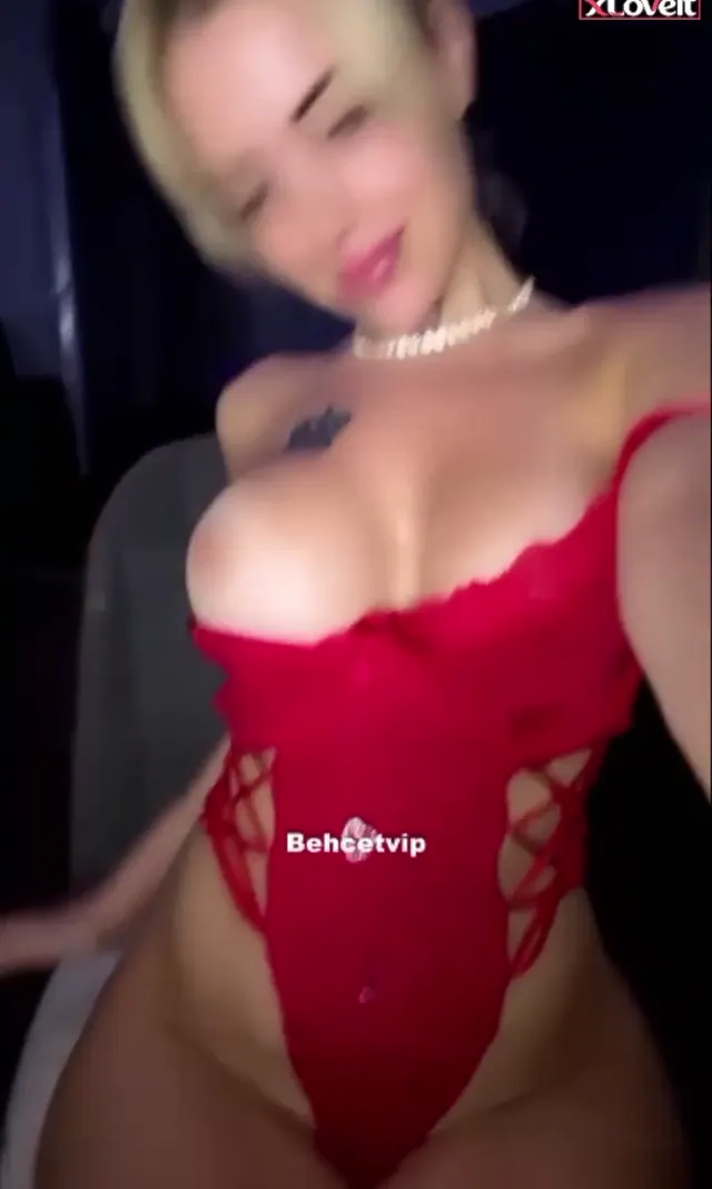 Tango Alissa — Büyük meme ifşa Tango Alissa güzel yaptırmış · sahne 1