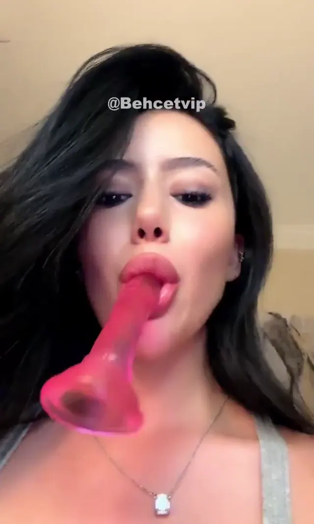 Cansu ifşa Ağzına dildo alırken memeleri taştı — Cansu — Türk ifşa · sahne 2