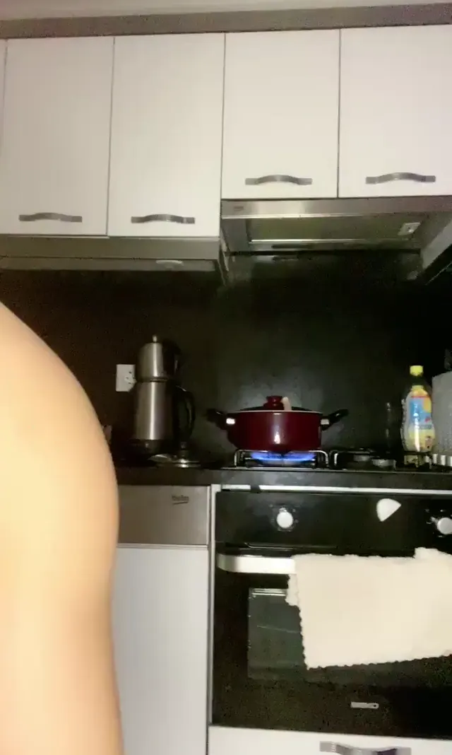 Eceniz ifşa Mutfakta nude dans ederek yemek yaptı — Canlı Yayınlar · sahne 3