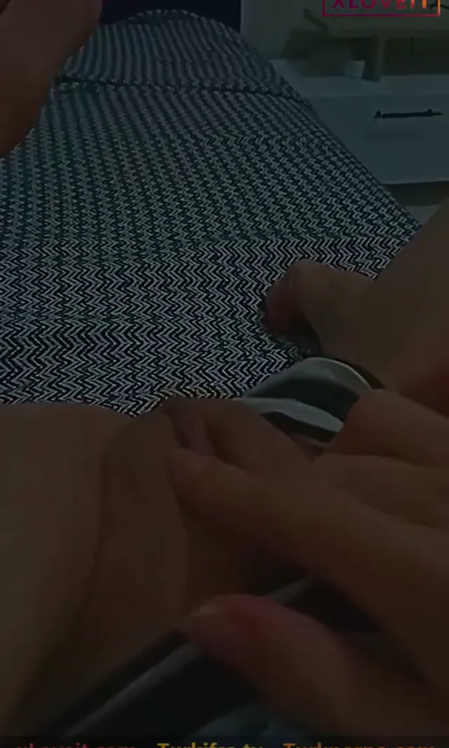 Ela Kayla ifşa Herkes yatınca meme acıp amcık gösterdi — Canlı Yayınlar · sahne 3