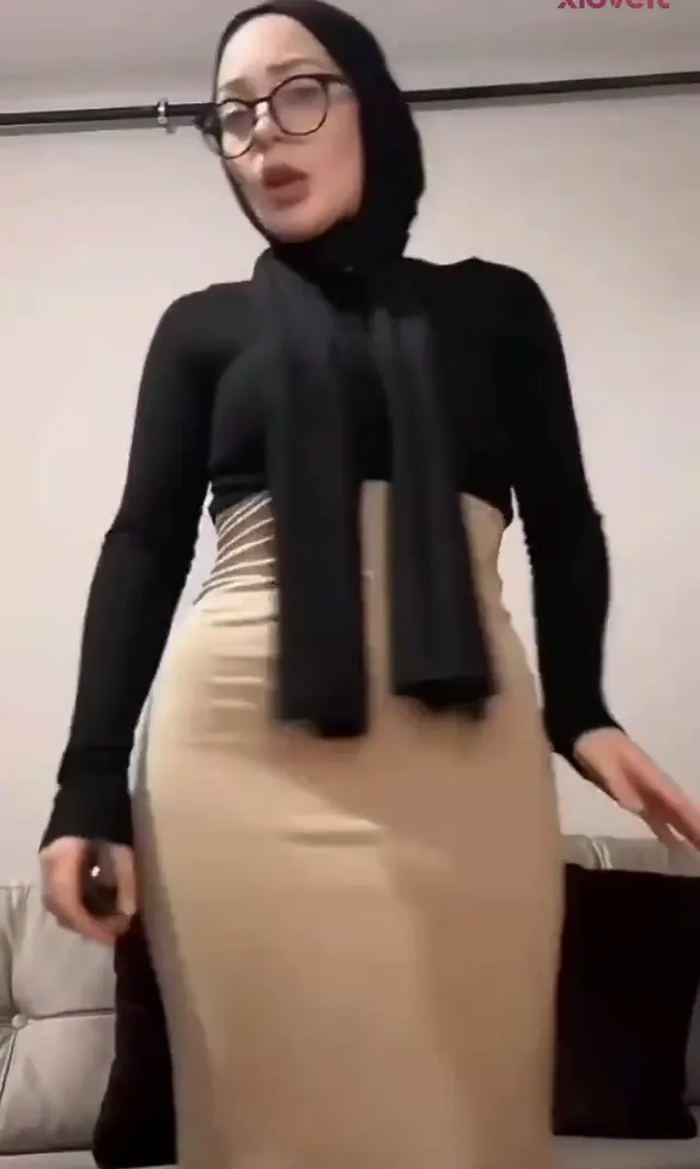 Esra Rabia Ünal ifşa Türbanlı dans ettiği video — Esra Rabia Ünal — Türk ifşa · sahne 2