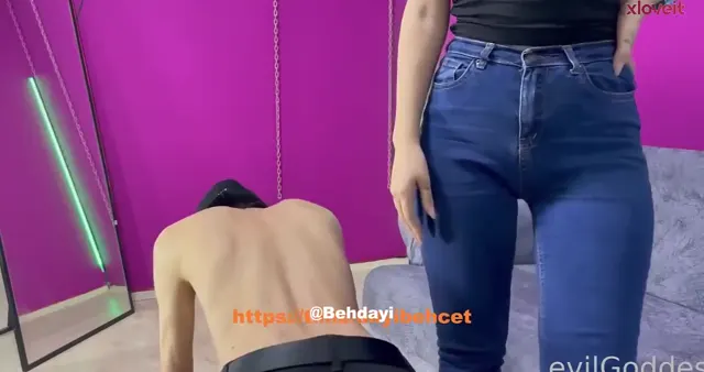EvilGoddesra Kölesinin ağzına çorap tıkayıp üstünte sikildi — Konulu Porno · sahne 1