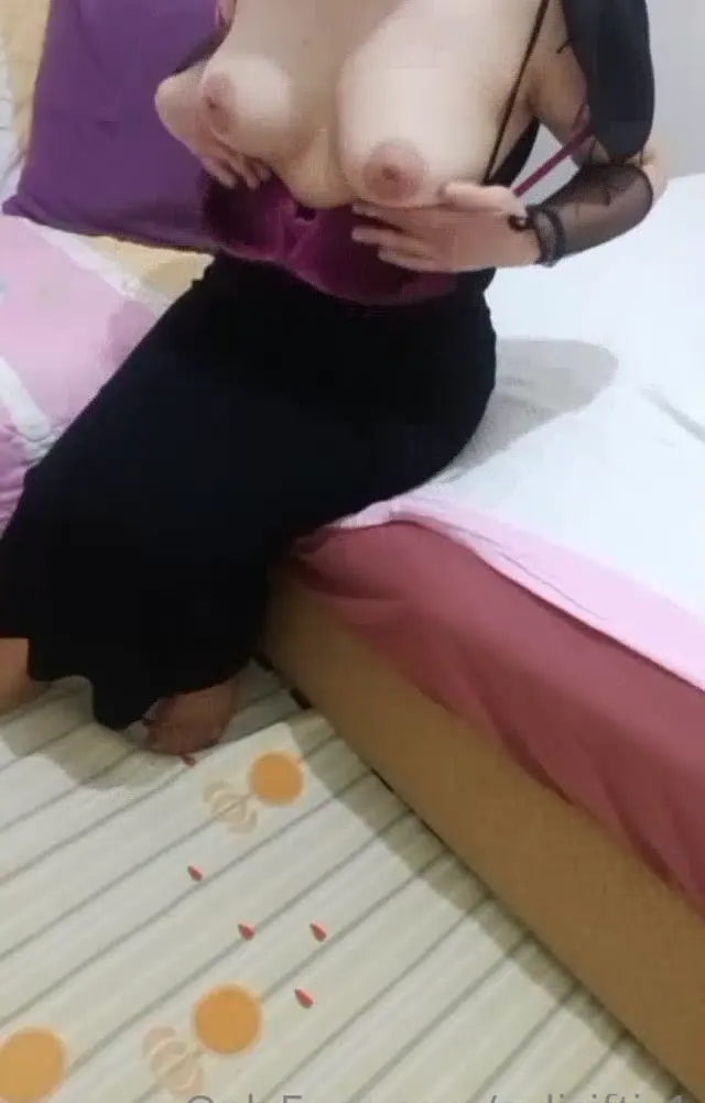 Evliçiftiz1 ifşa Kocasını beklerken ateş basmış vücudunu sergiledi — Evliciftiz1 — Bedava Porno · sahne 1