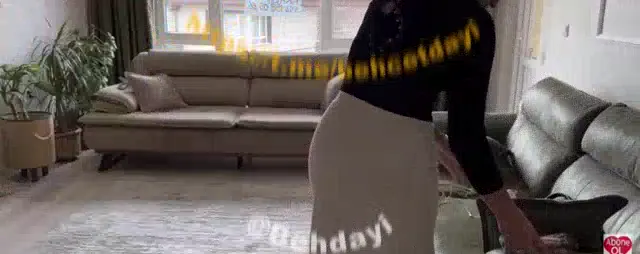 Fatma ile her telden ifşa Dar eteğiyle evi topladı — Fatma ile Her Telden — Bedava Porno · sahne 1