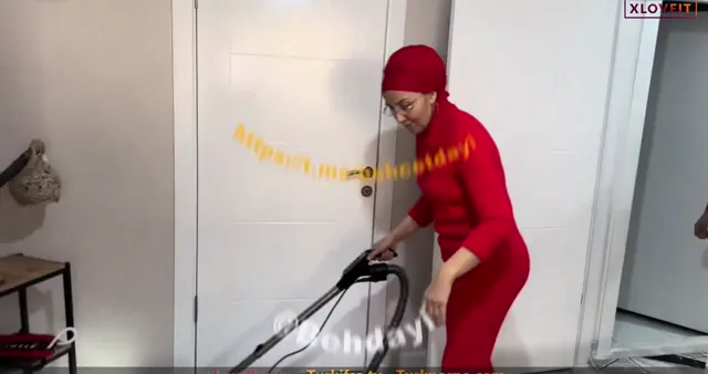 Fatma ile Her Telden ifşa Kırmızılar içerisinde oda süpürdü — Fatma ile Her Telden — Türk ifşa · sahne 1