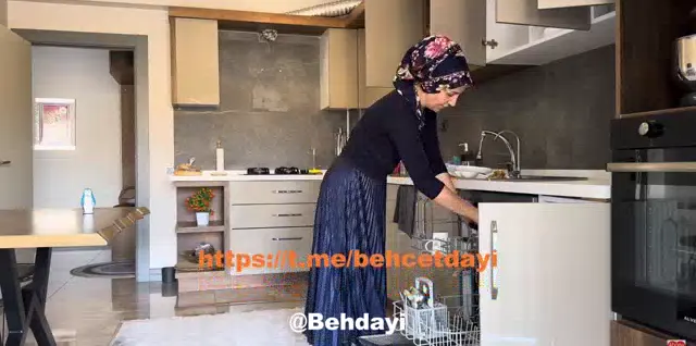 Fatma ile her telden ifşa Yatak odasını toplayıp mutfağa girişti — Fatma ile Her Telden — Bedava Porno · sahne 2