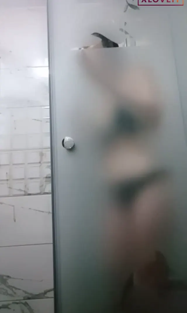Genç Seks filmi Aylinn duşta sakso çekip siktirdi — Mobil Porno · sahne 1