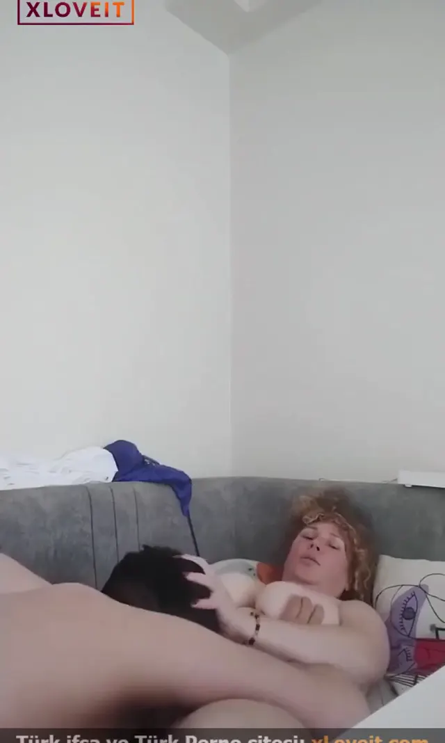 Genç sikicisi amcığını yalıyor olgunun — Amatör Porno · sahne 3