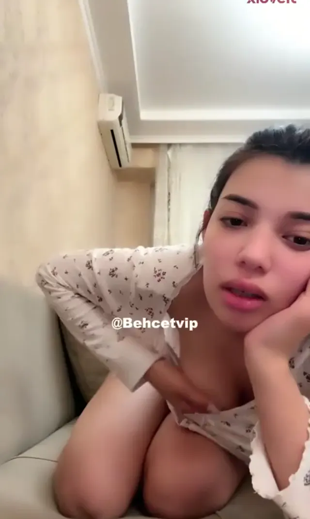 Genç Sıla meme temalı canlı yayın yaptı — Canlı Yayınlar · sahne 1