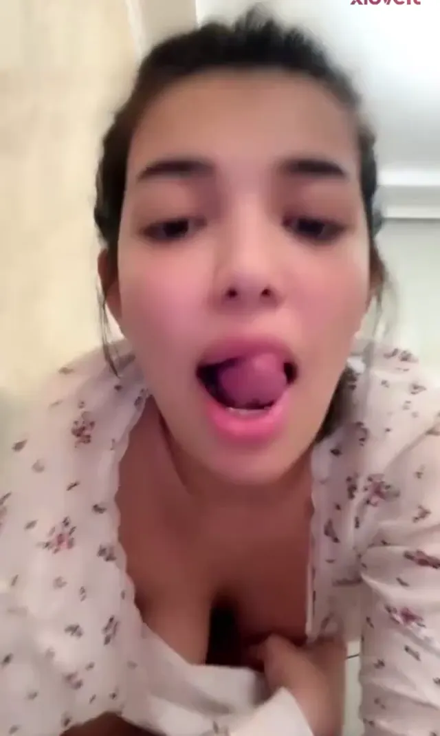 Genç Sıla meme temalı canlı yayın yaptı — Canlı Yayınlar · sahne 2