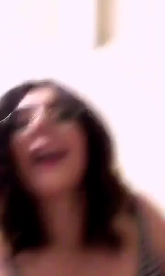 Gizem Taş ifşa Gözlüklü kız yatağında meme açtı — Canlı Yayınlar · sahne 1
