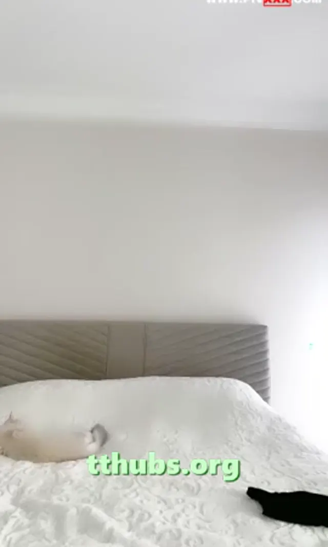Gözlüklü esmer yatakta soyunup inliyor - Porno Video — Gözlüklü — Türk ifşa · sahne 2