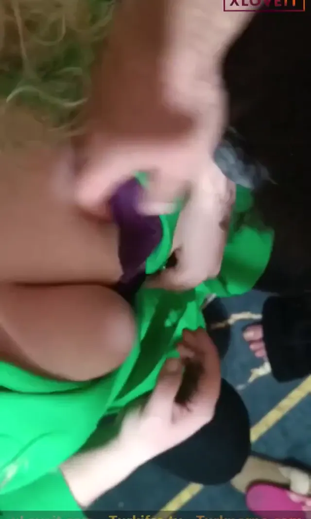 Grup Sakso Azra arkadaşını kocasına sakso için ikna etti — Azra — Amatör Porno · sahne 3