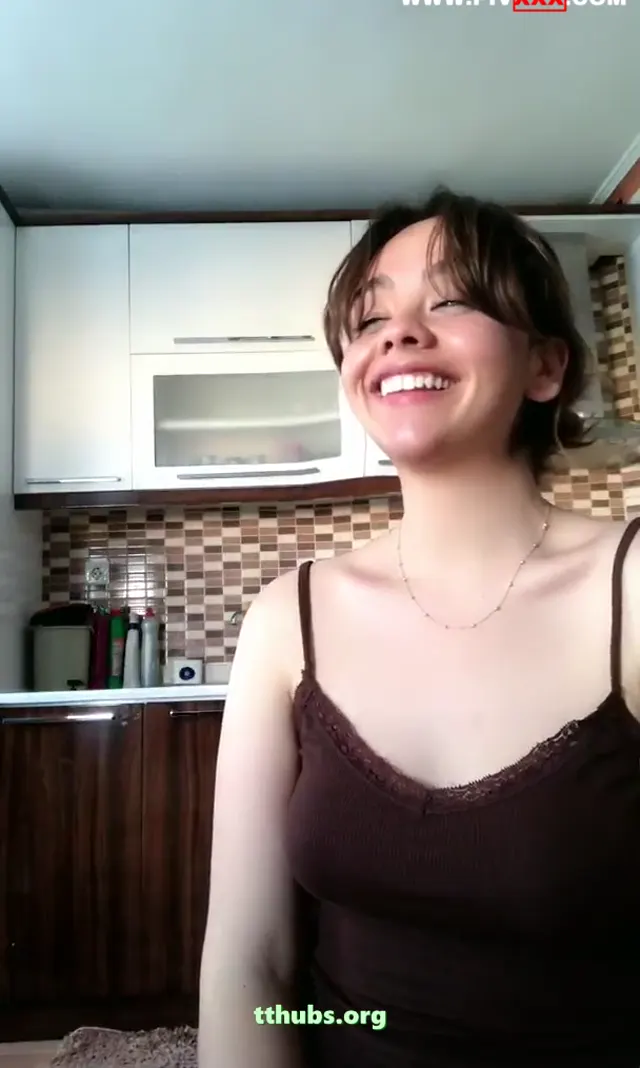 Güzel kızlar yayında, izleyici abaza erkeklere kalçalarını ve memlerini gösterdiler. - Porno Video — Türk ifşa · sahne 2