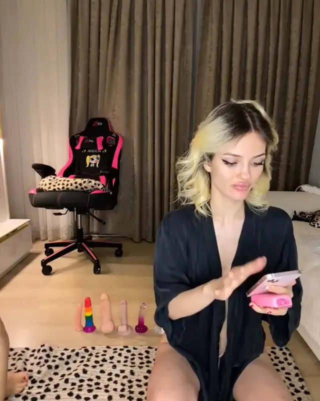 Hande Arden ifşa 2 çıtır yanyana dildo sapladı — Tango Arden — Canlı Yayınlar · sahne 1