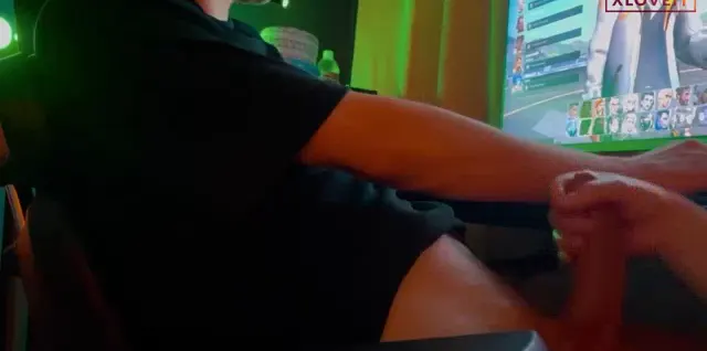 Handjob Porno CSGO oynayan manitasına 31 çekti — Handjob — Türk Porno · sahne 2