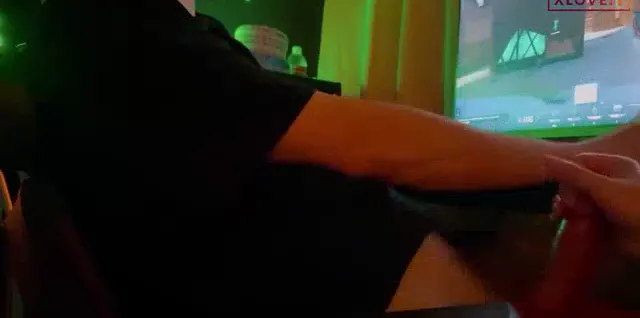 Handjob Porno CSGO oynayan manitasına 31 çekti — Handjob — Türk Porno · sahne 3