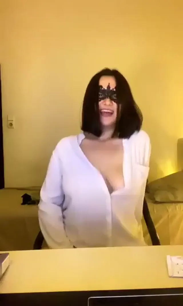 Haribo ifşa Gömlekten taşan memeleriyle yayın — Haribo — Canlı Yayınlar · sahne 3
