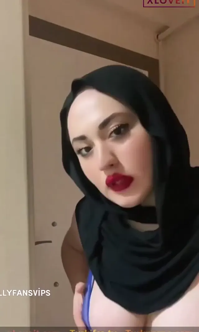 Hazal Kılınç ifşa Türbanlı orospu gecelikle kuryeye kapı açtı — Hazal Kılınç — Türk ifşa · sahne 2