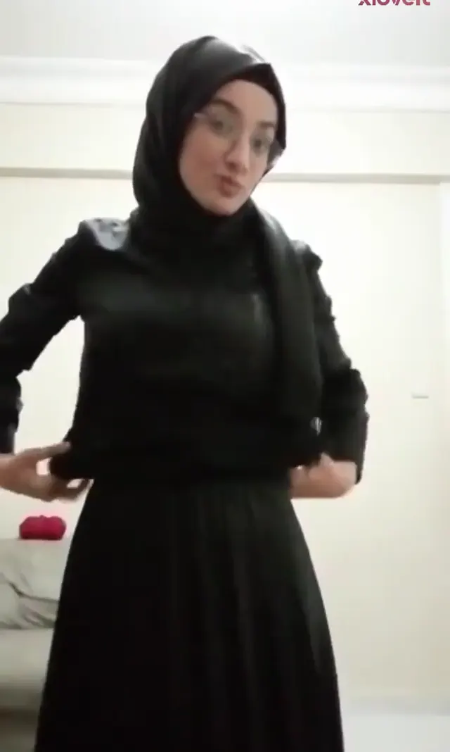 HijabPornQueen ifşa Dışardan gelip soyundu — HijabPornQueen — Türk ifşa · sahne 1