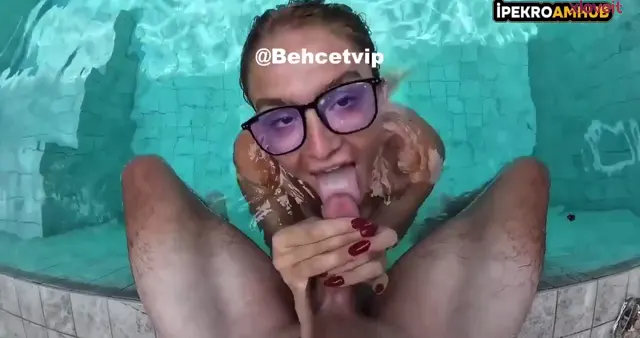 ipekroam — ipekroam porno Havuzun içinde sik yaladı · sahne 2