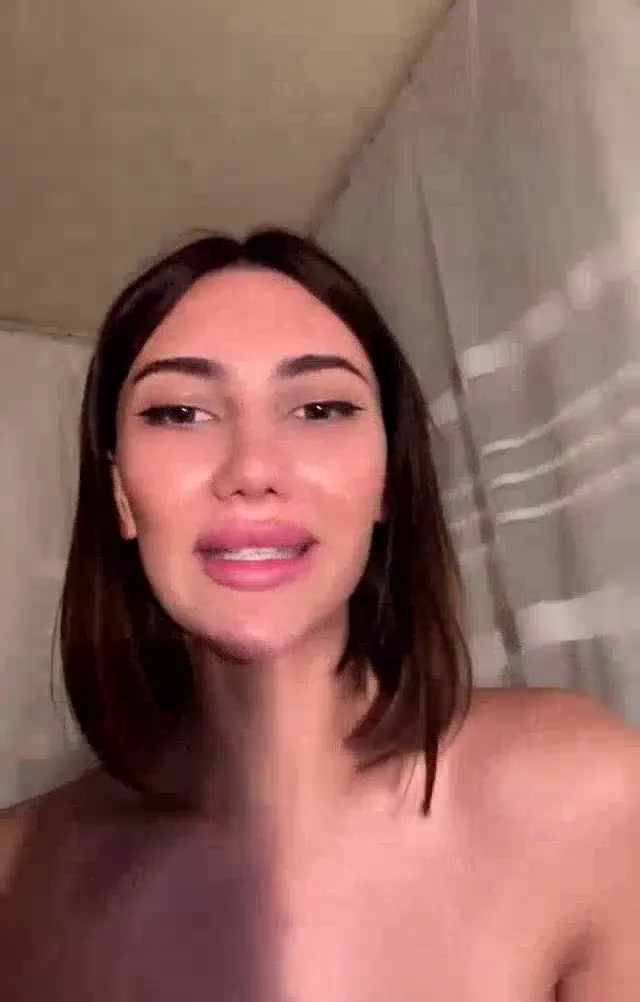 Kimsesiz Ebru ifşa Mini etekli canlı yayınını seyret — Kimsesiz Ebru — Bedava Porno · sahne 1
