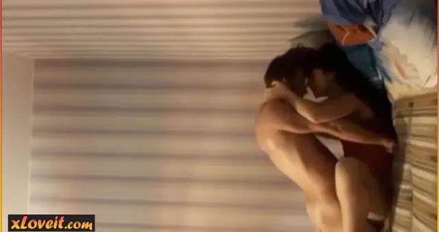 Kızın içine boşalıp kalıyor öyle — Amatör Porno · sahne 1
