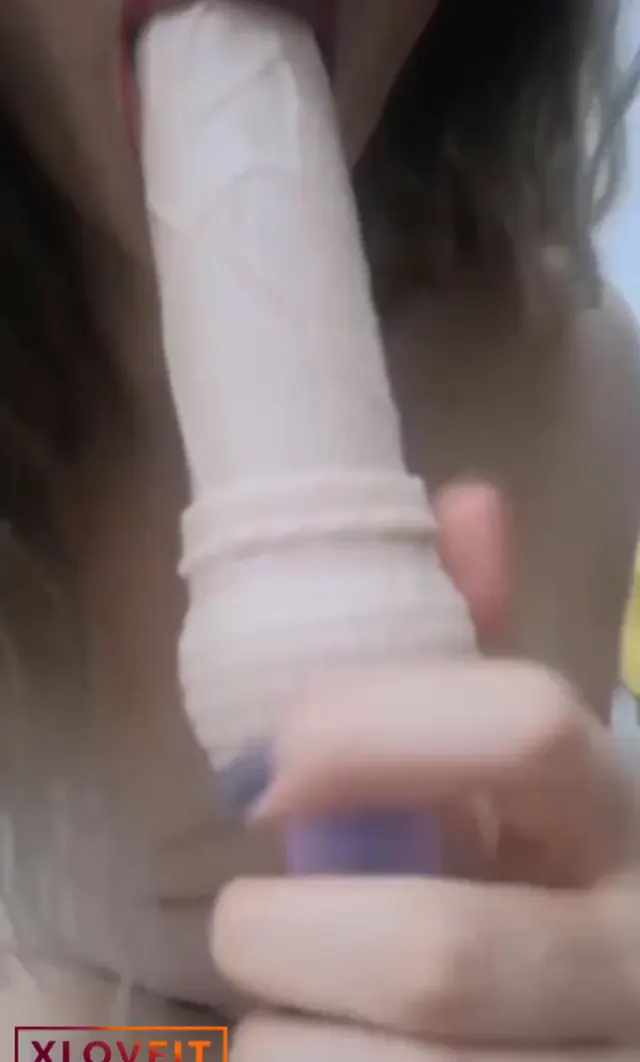Kocaman dildoyu dar amına saplıyor — Türk ifşa · sahne 2