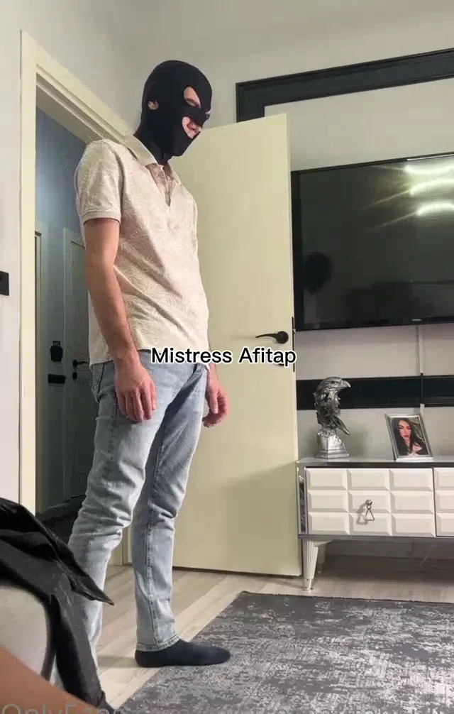 Mistress Afitap Sultan — Turkish Mistress Afitap Kölesinin taşaklarını kız arkadaşına tekmeletti · sahne 3