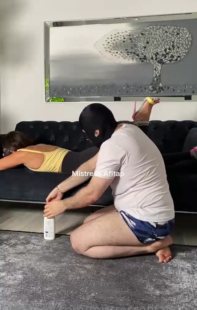 Turkish Mistress Afitap Sultan kölesinin ağzına ayaklarını soktu — Mistress Afitap Sultan — Bedava Porno · sahne 1