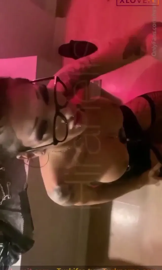Konulu Porno Film HiraHelis sokakta tanıştığı adamın evine gitti — Hira Helis — Konulu Porno · sahne 1